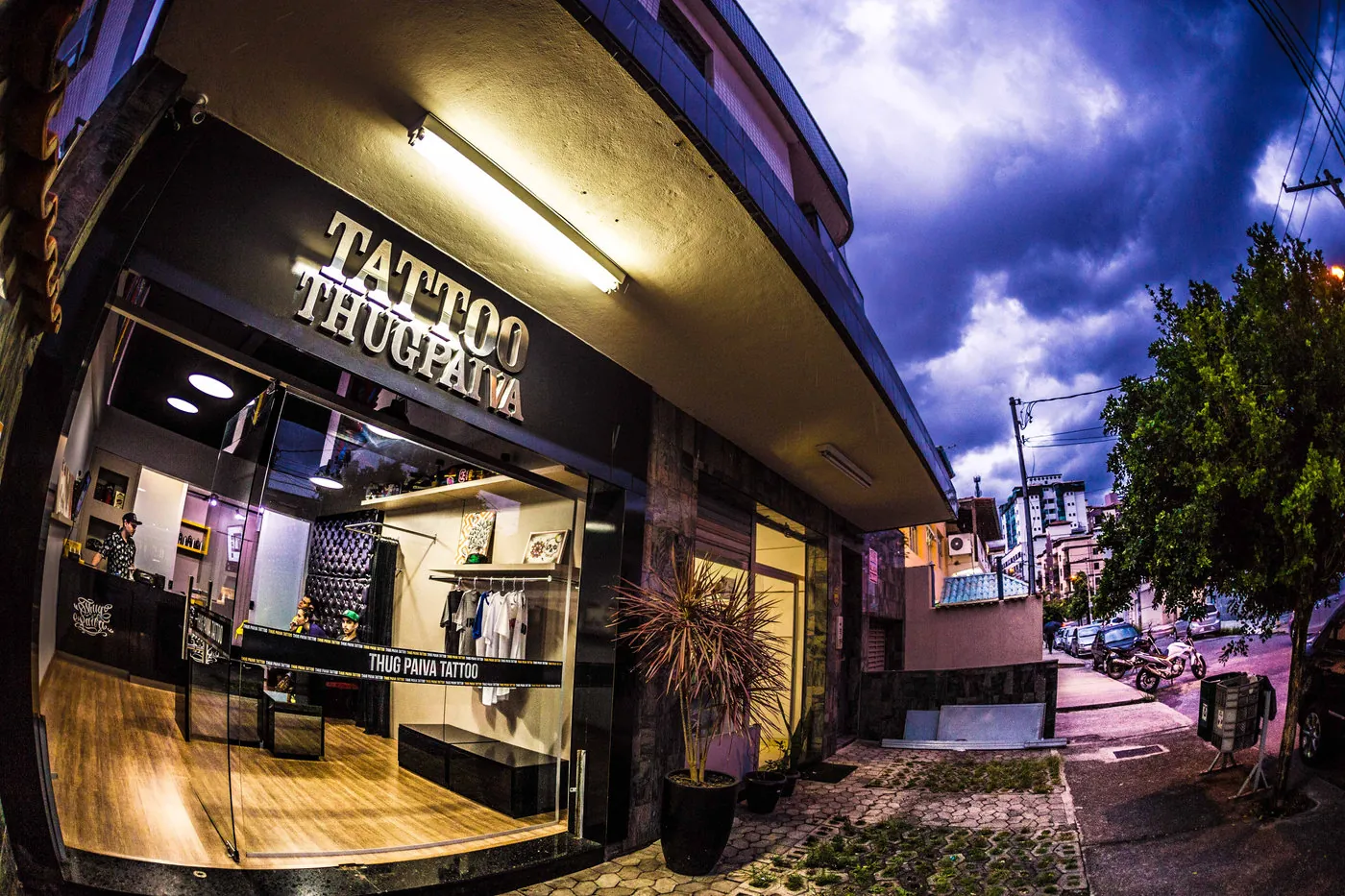 Fachada do estúdio Thug Paiva Tattoo à noite