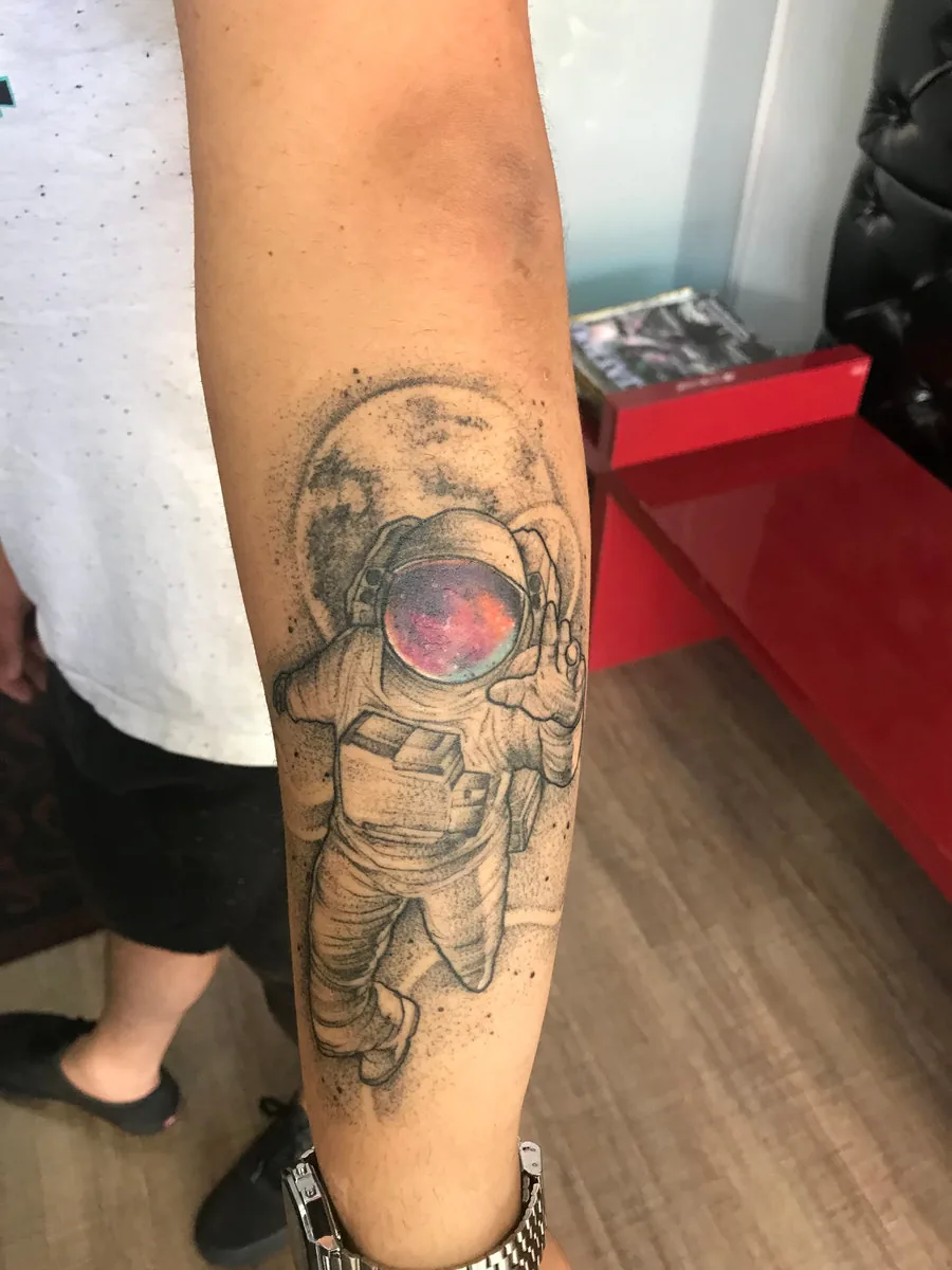 Astronauta em traço fino no antebraço