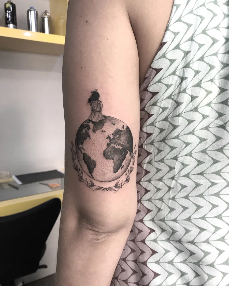 Globo terrestre em pontilhismo no braço